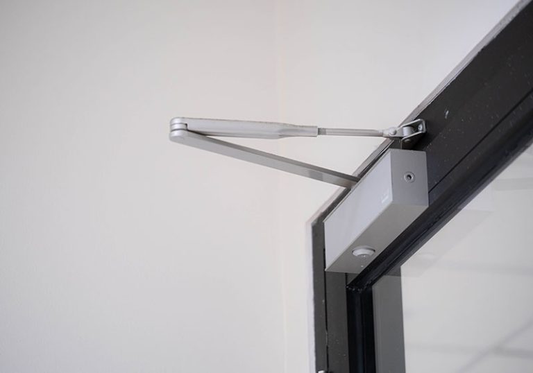 pintu swing otomatis